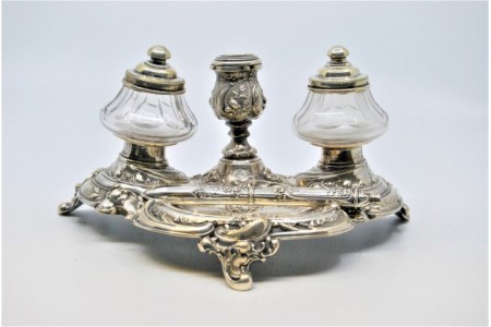 Tinteiro de prata com suporte para campainha e dois depósitos em vidro lapidado.